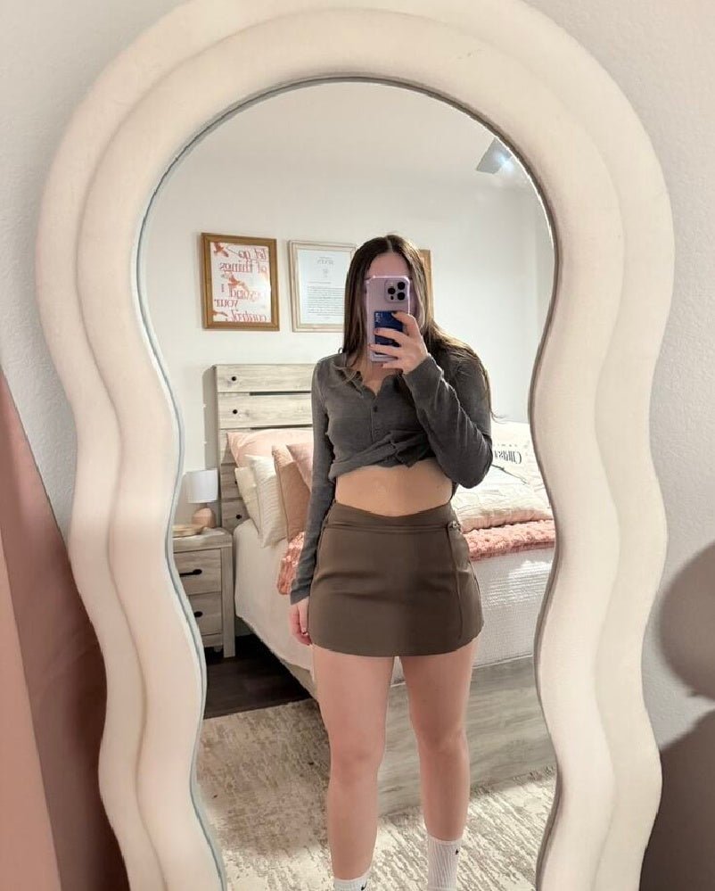 Lässiger Skort mit seitlichem Reißverschluss und Gürtel