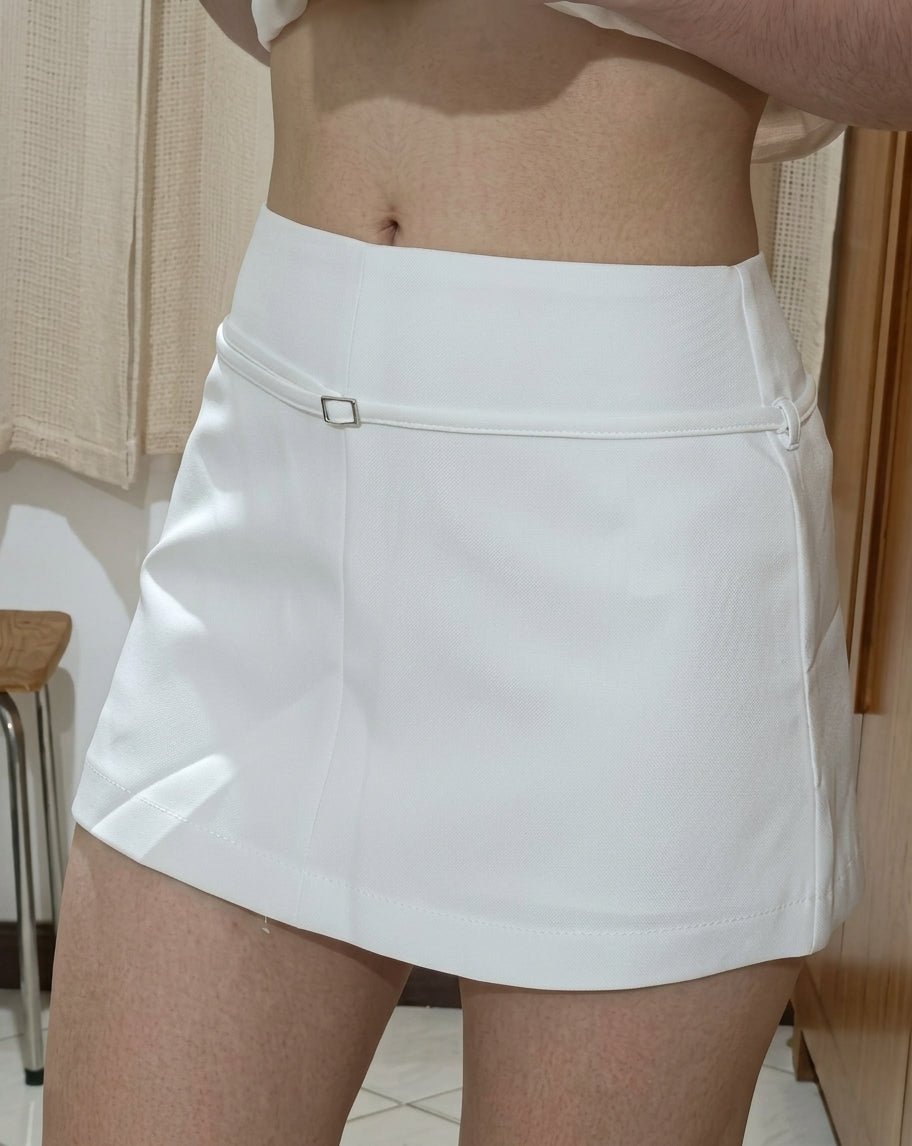 Lässiger Skort mit seitlichem Reißverschluss und Gürtel