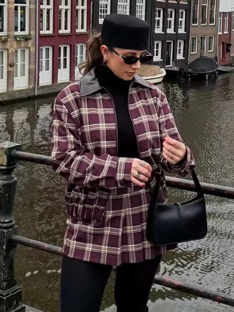 Kariertes Set aus Bomberjacke und Skort