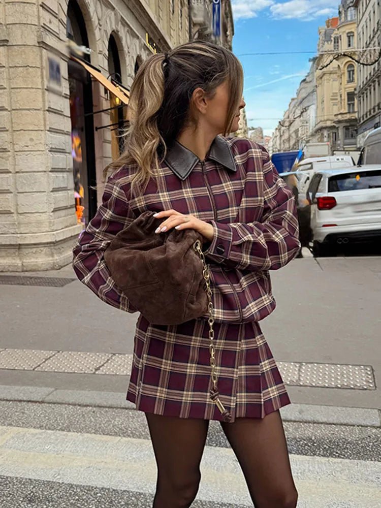 Kariertes Set aus Bomberjacke und Skort