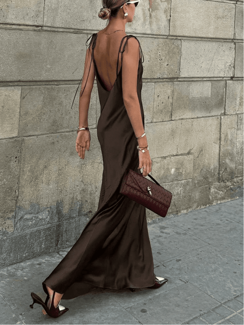 Adina – Rückenfreies Satin-Maxikleid