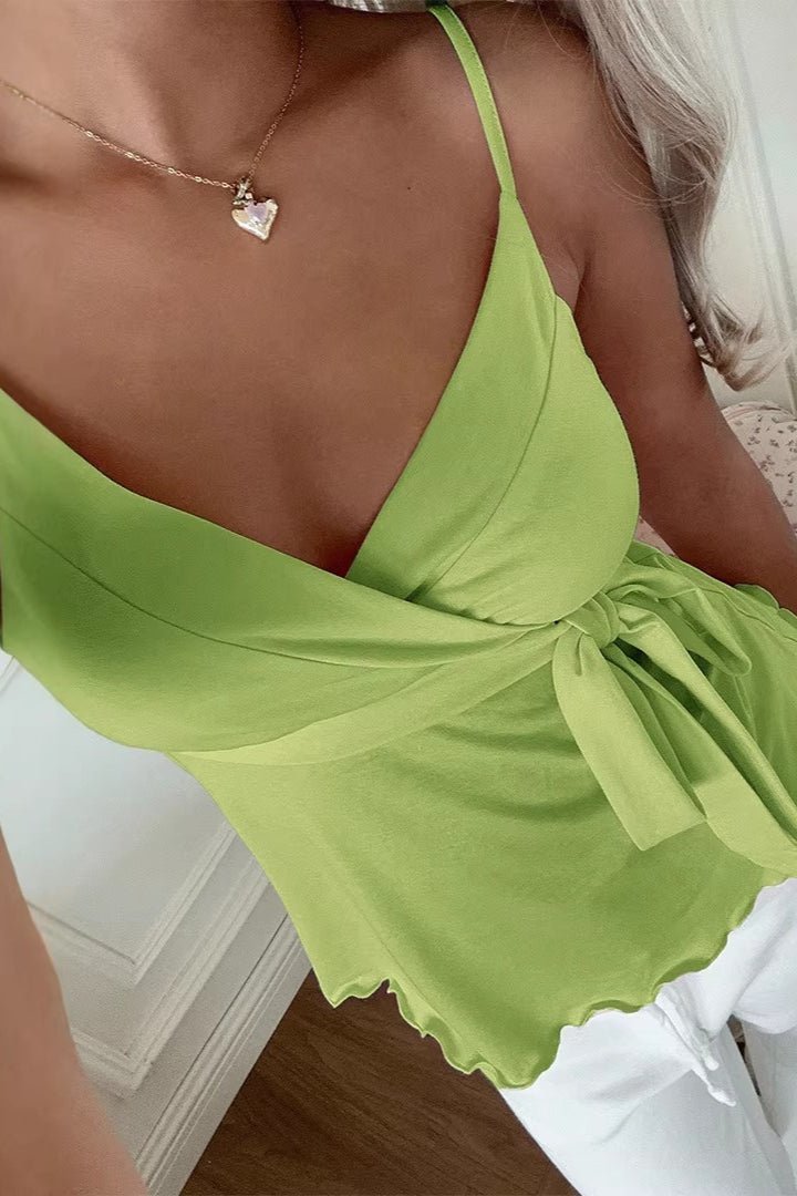 Elegantes Trägertop mit V-Ausschnitt und Wellendetails