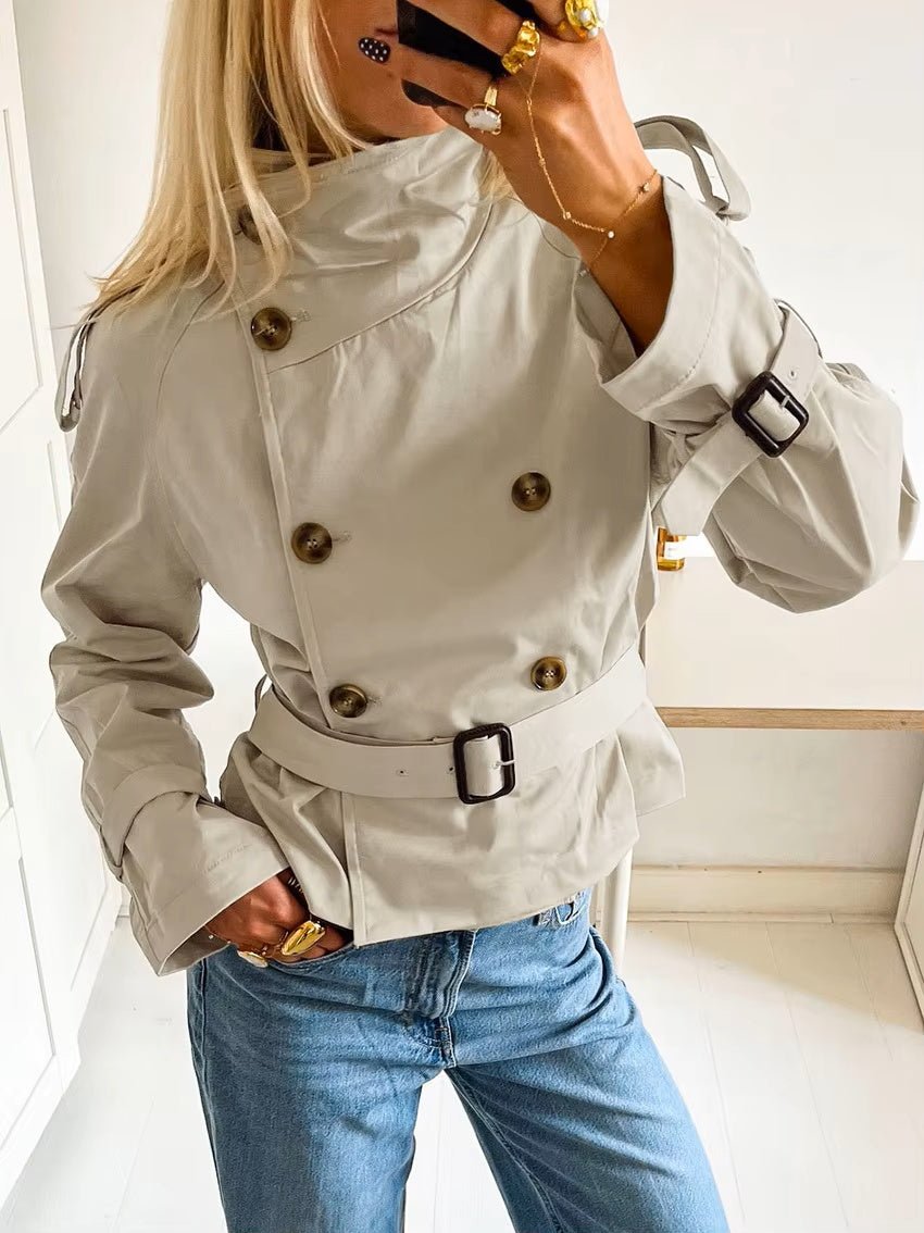 Klassischer britischer Trenchcoat mit Gürtel