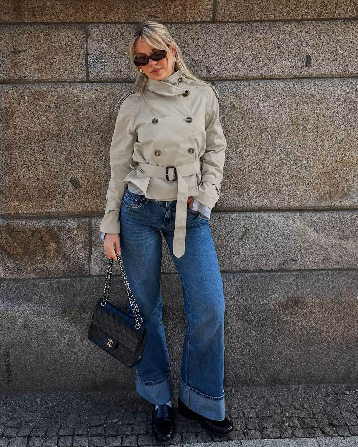 Klassischer britischer Trenchcoat mit Gürtel
