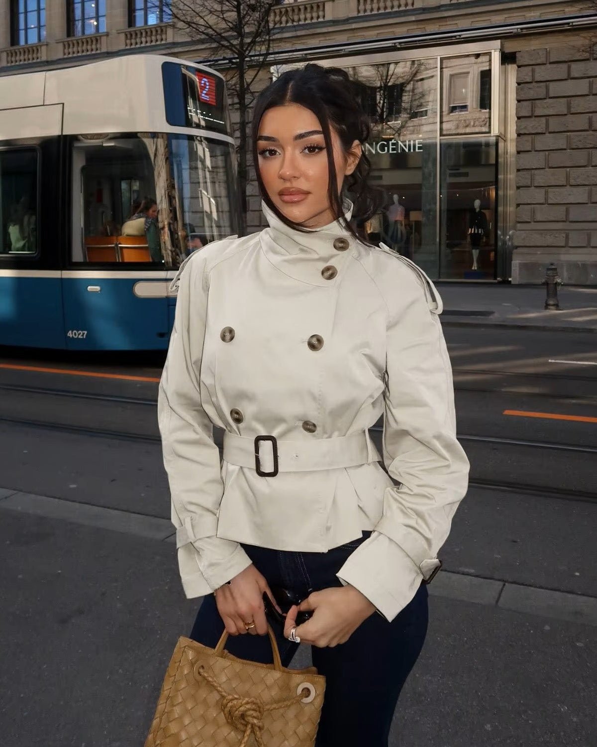 Klassischer britischer Trenchcoat mit Gürtel