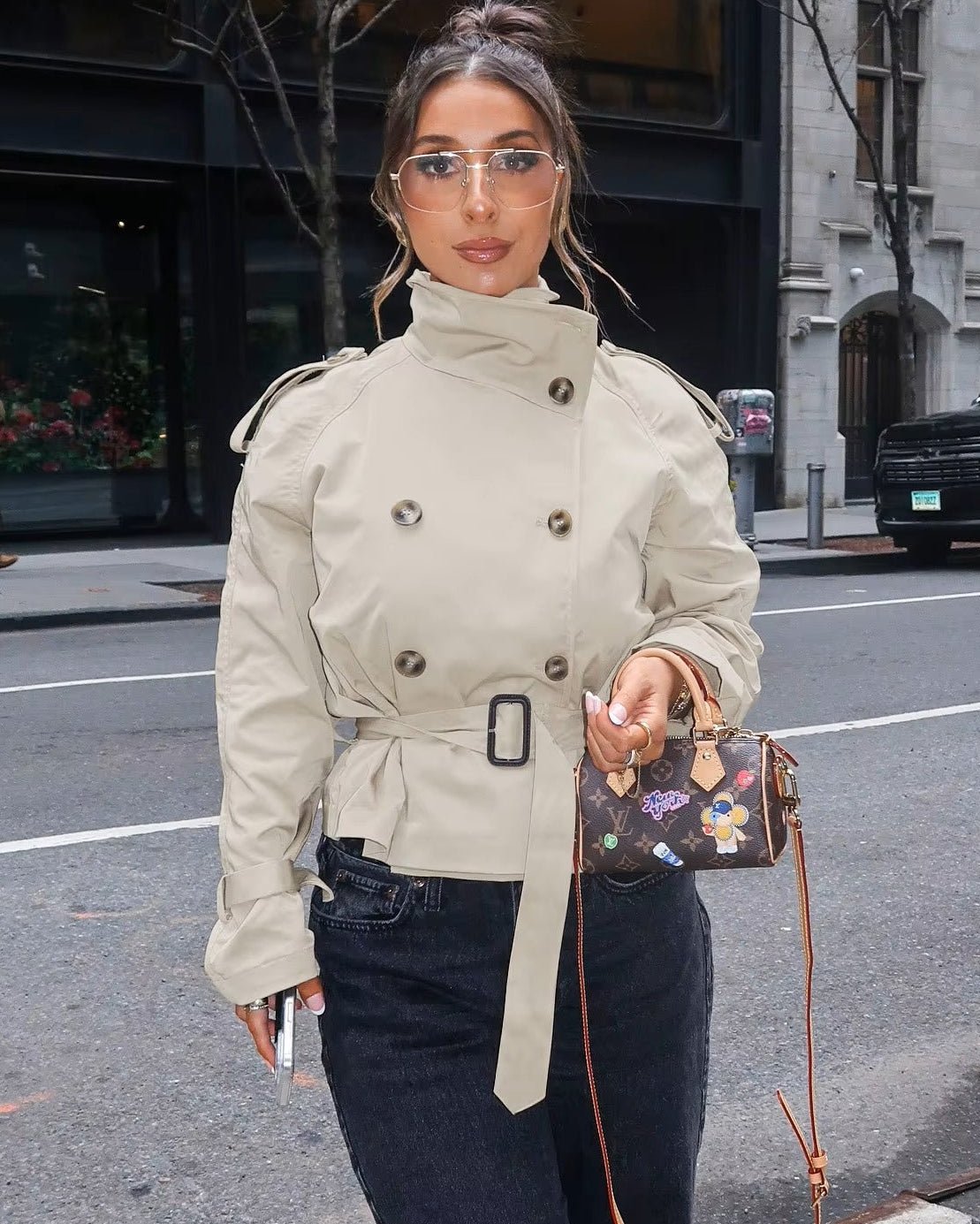 Klassischer britischer Trenchcoat mit Gürtel