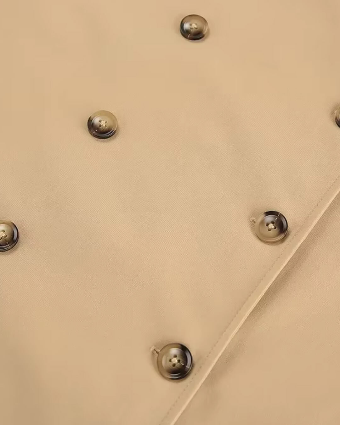 Klassischer langer Zweireihiger Trenchcoat