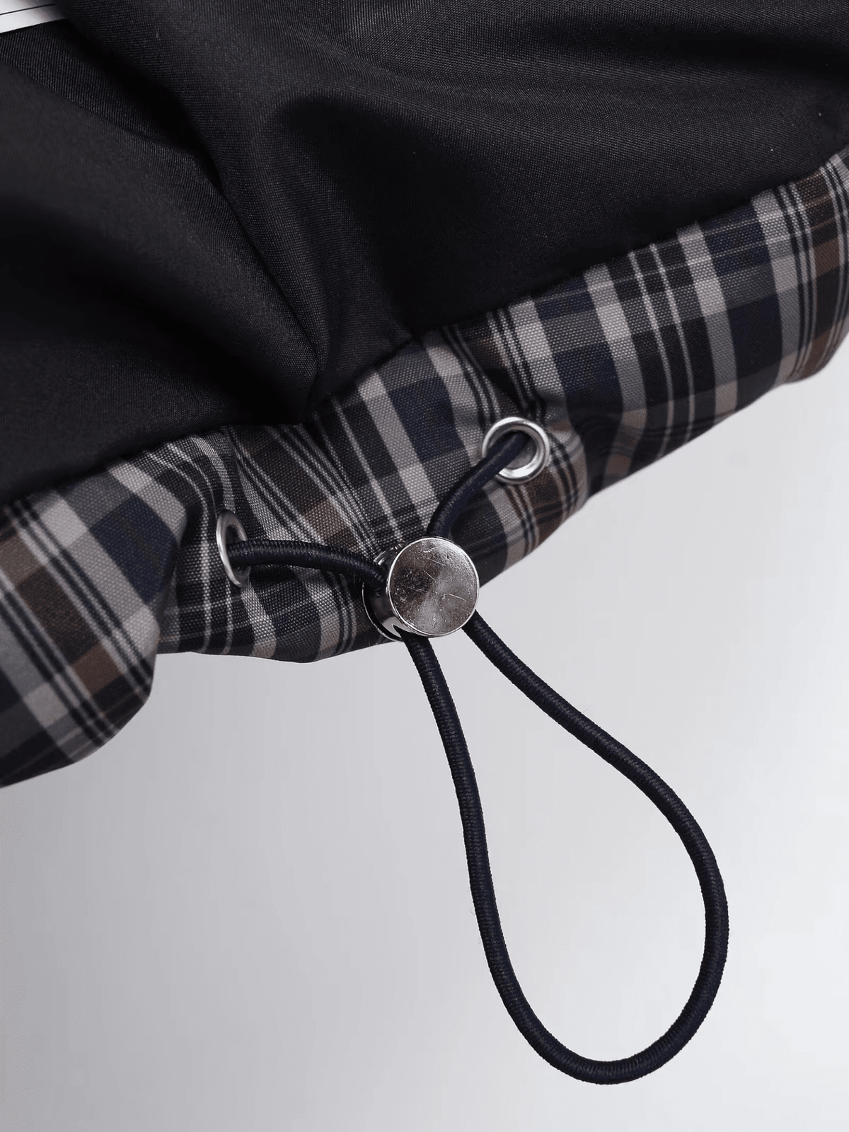 Klassische karierte Steppjacke mit hohem Kragen