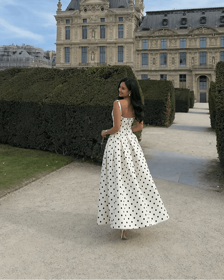Sabrina – Gepunktetes Midikleid mit eckigem Ausschnitt