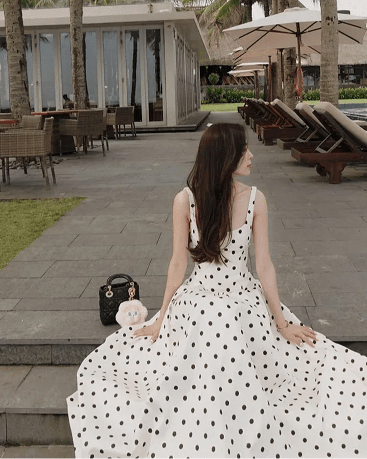 Sabrina – Gepunktetes Midikleid mit eckigem Ausschnitt