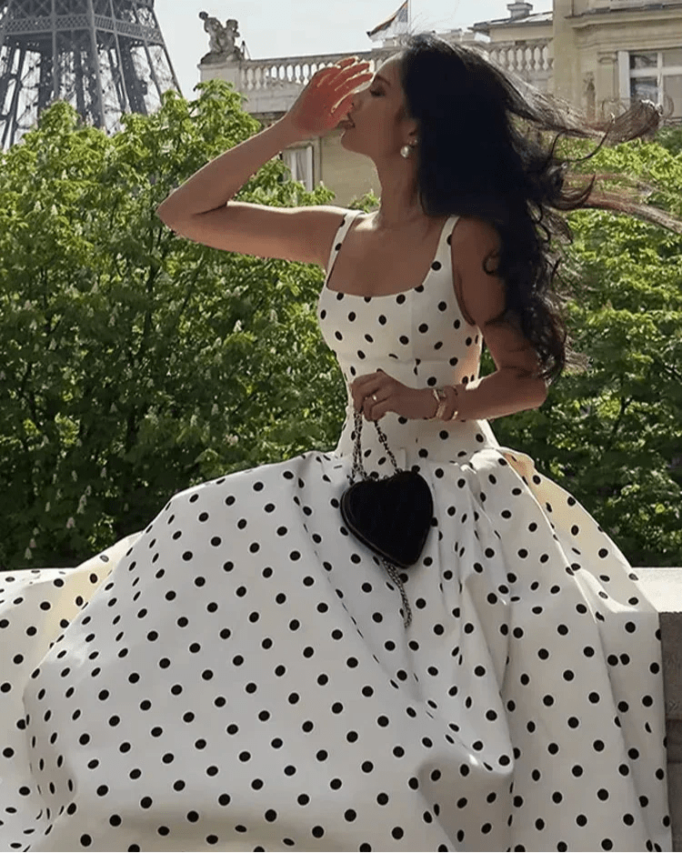 Sabrina – Gepunktetes Midikleid mit eckigem Ausschnitt