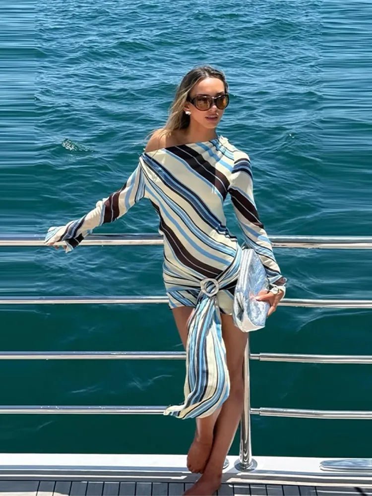 Clara – Gestreiftes Mini-Kleid mit schrägem Kragen