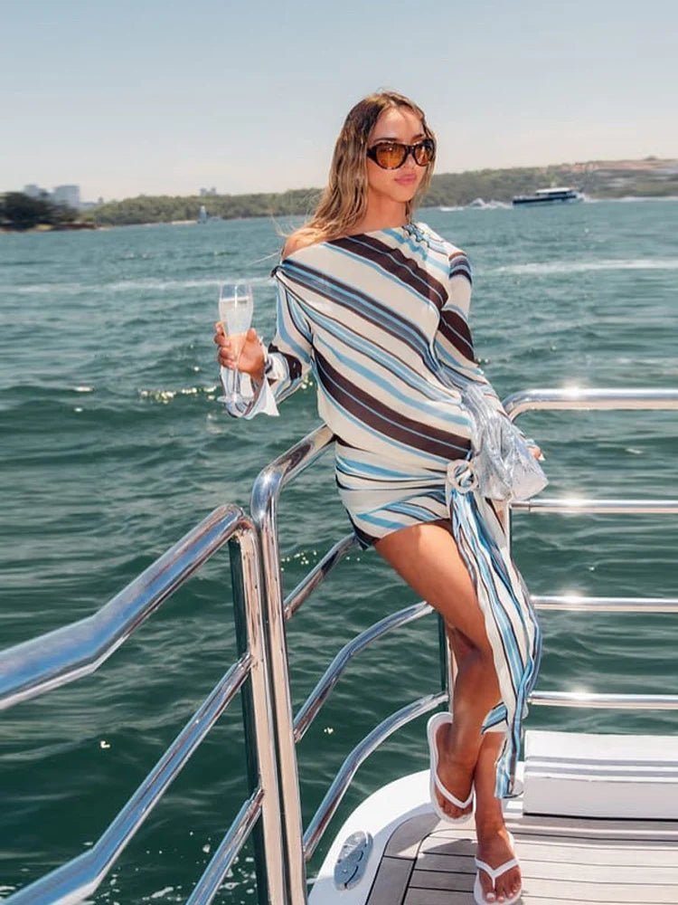 Clara – Gestreiftes Mini-Kleid mit schrägem Kragen
