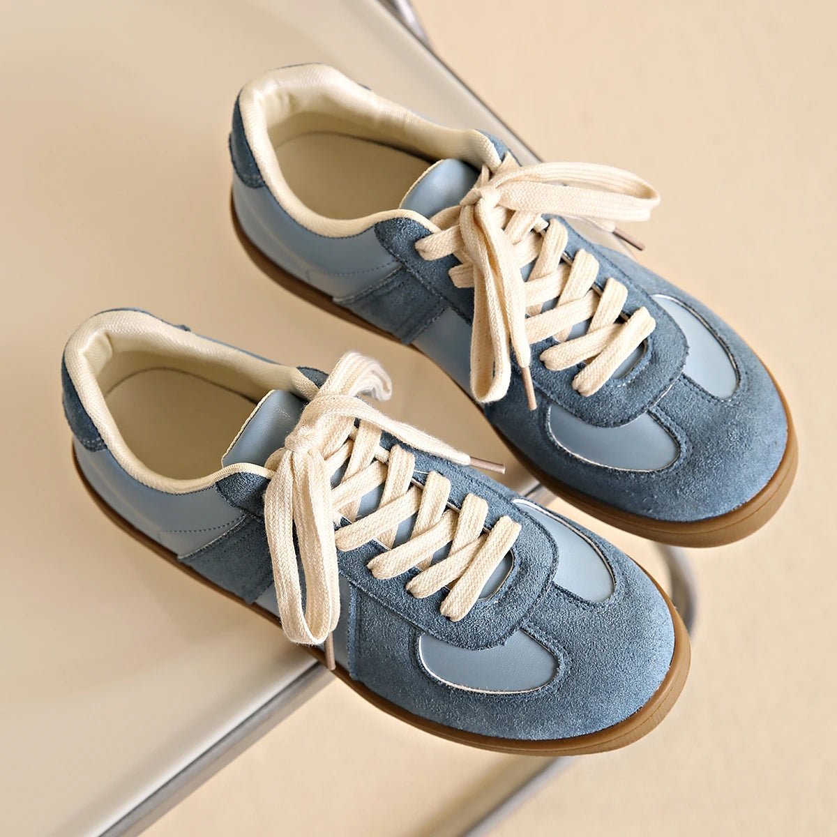 Adria – Sneaker in Wildlederoptik mit Details