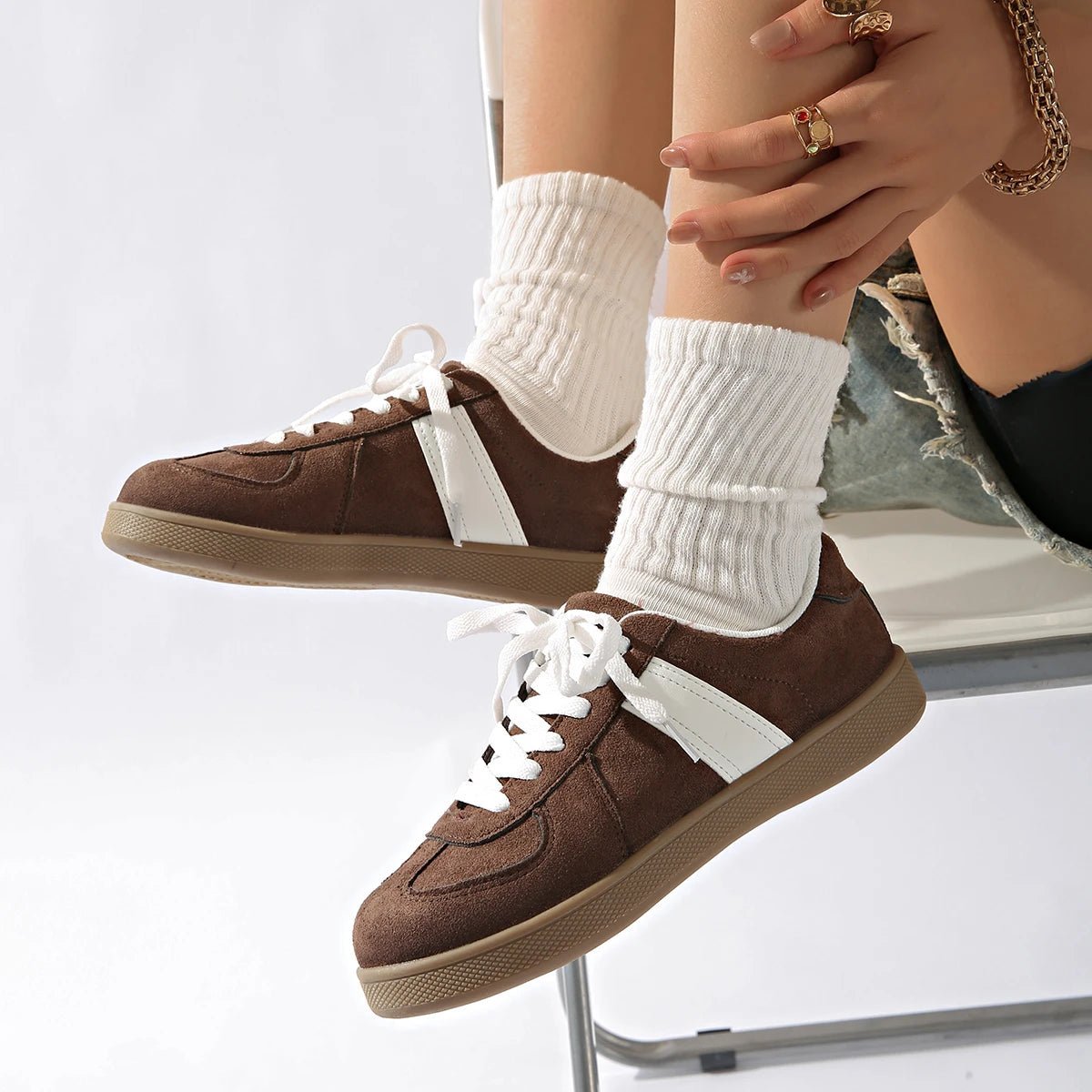 Adria – Sneaker in Wildlederoptik mit Details
