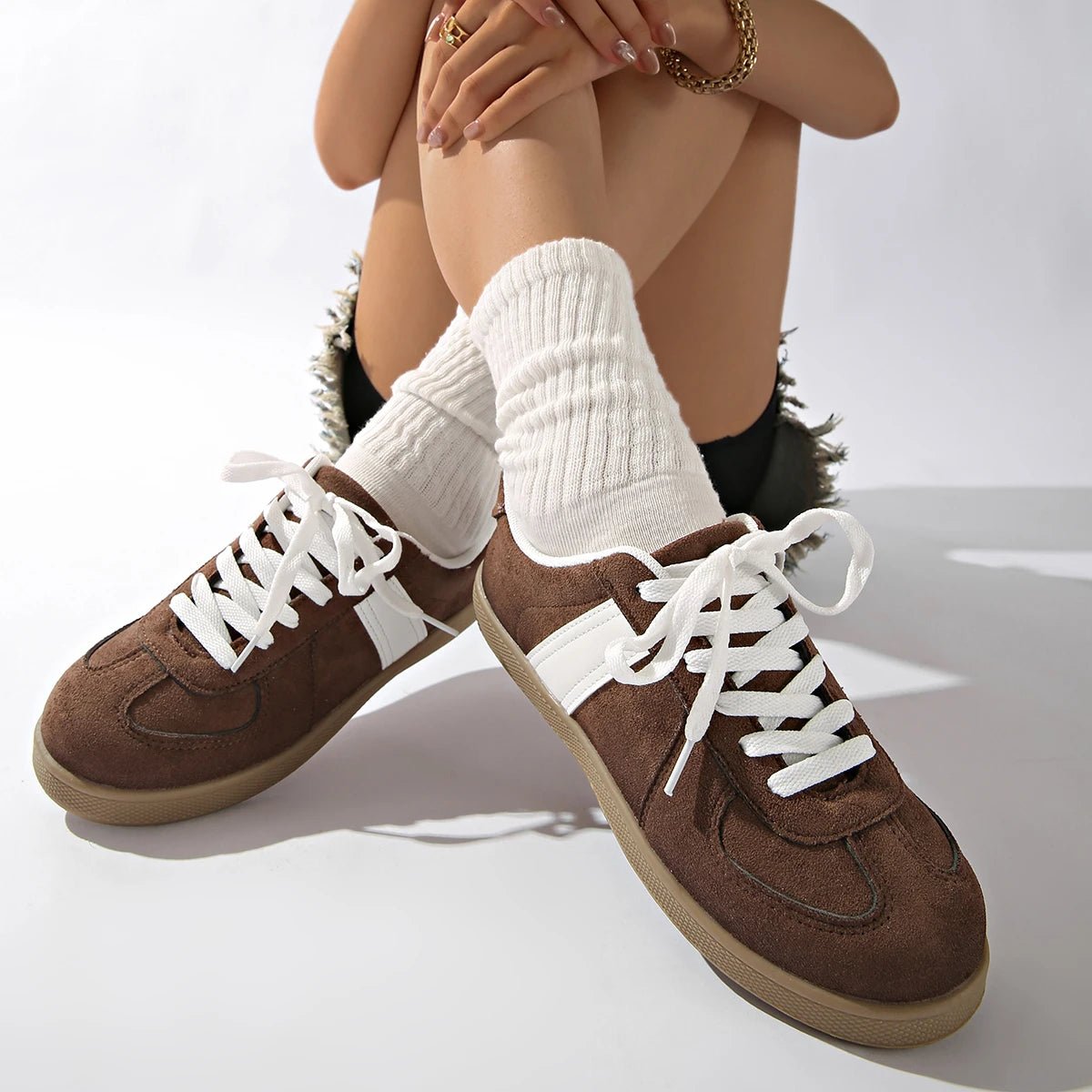 Adria – Sneaker in Wildlederoptik mit Details