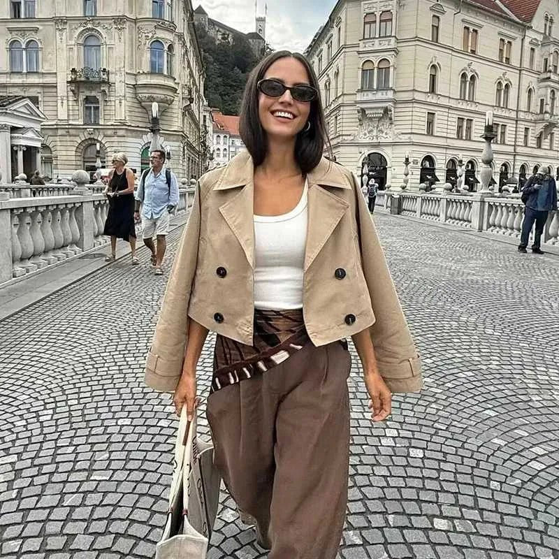 Kurzer zweireihiger Trenchcoat