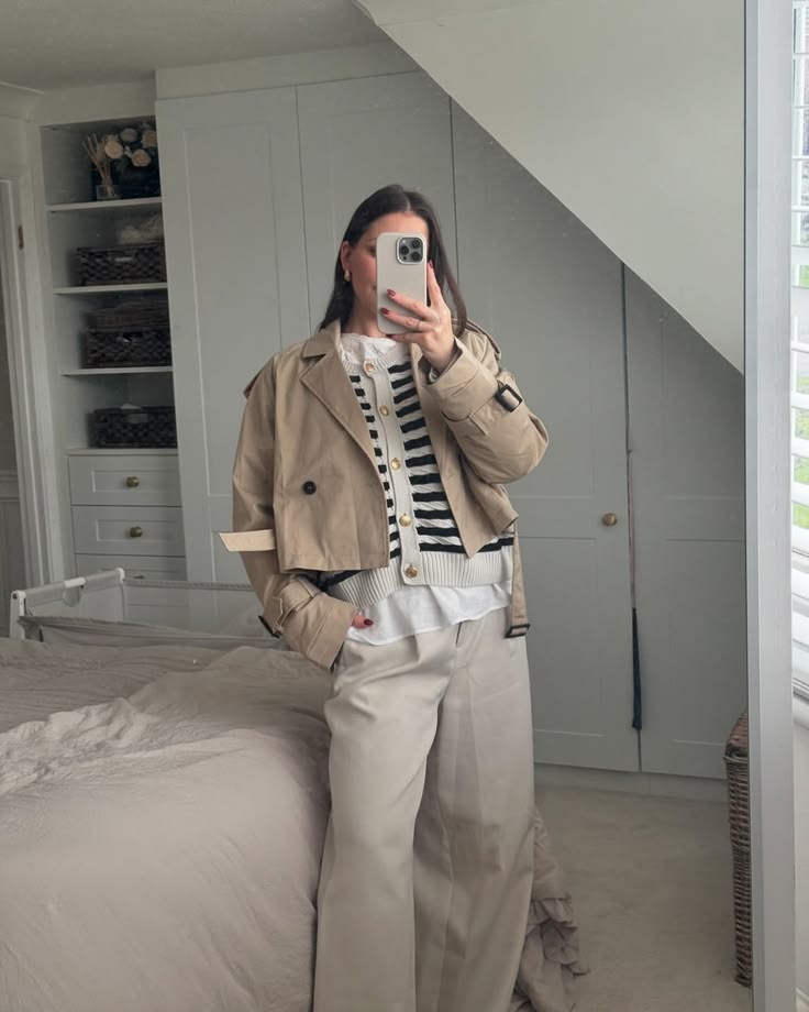 Kurzer zweireihiger Trenchcoat