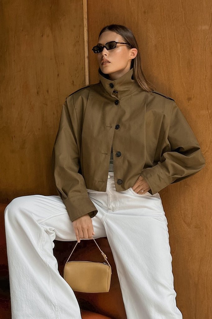 Kurze plissierte Utility-Jacke