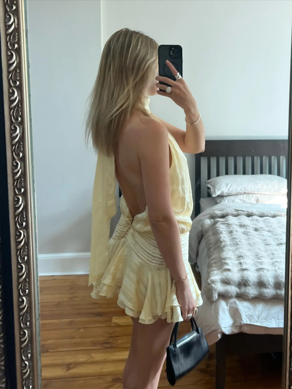 Daniela – Rückenfreies Stufen-Minikleid mit Rüschen