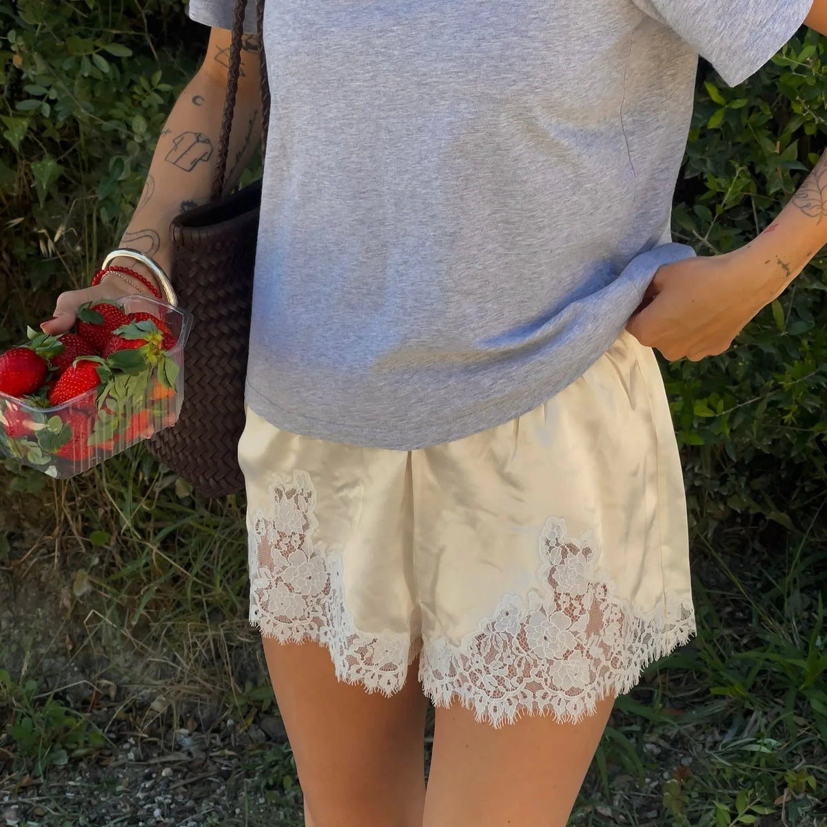 Daphne – Satin-Seiden-Spitzen-Shorts