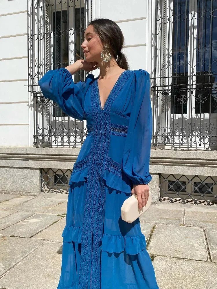 Lucy – Maxikleid mit tiefem V-Ausschnitt und Rüschen