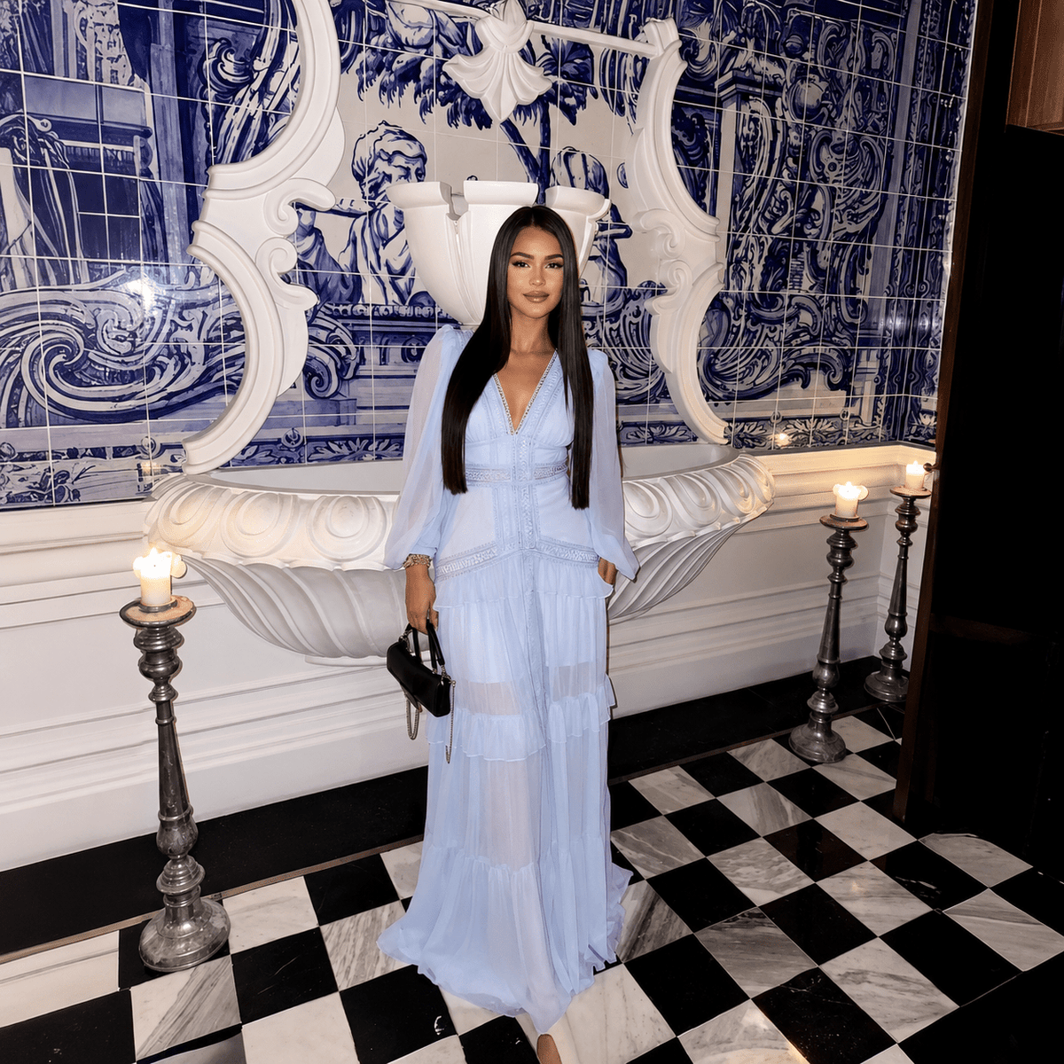 Lucy – Maxikleid mit tiefem V-Ausschnitt und Rüschen