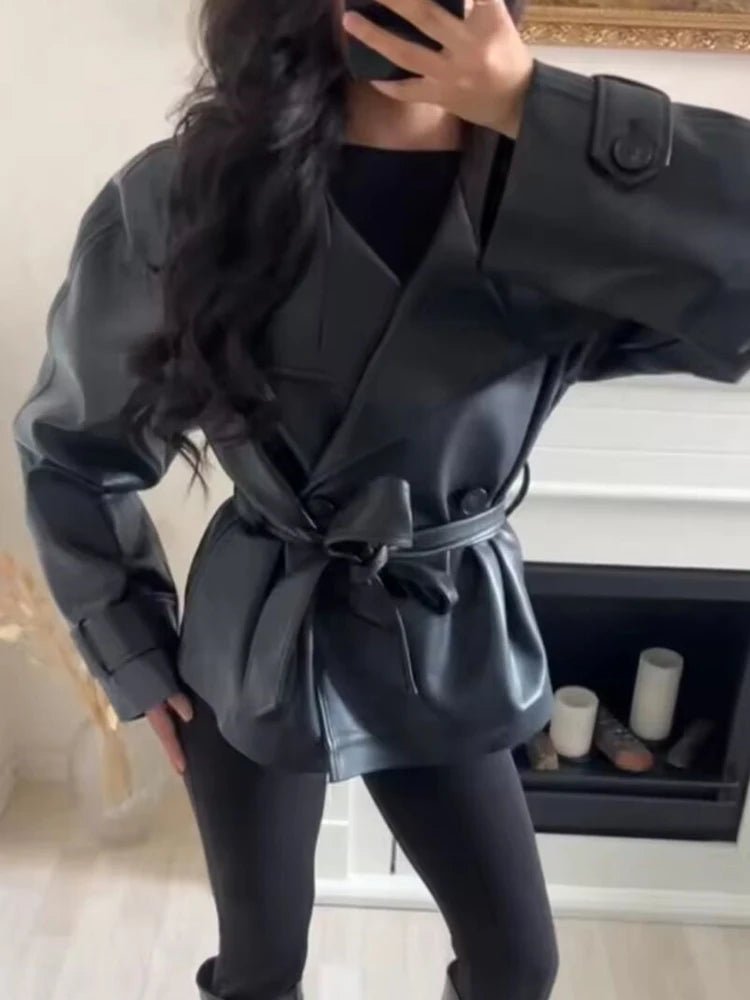 Zweireihiger Kunstleder-Trenchcoat mit Schnürung