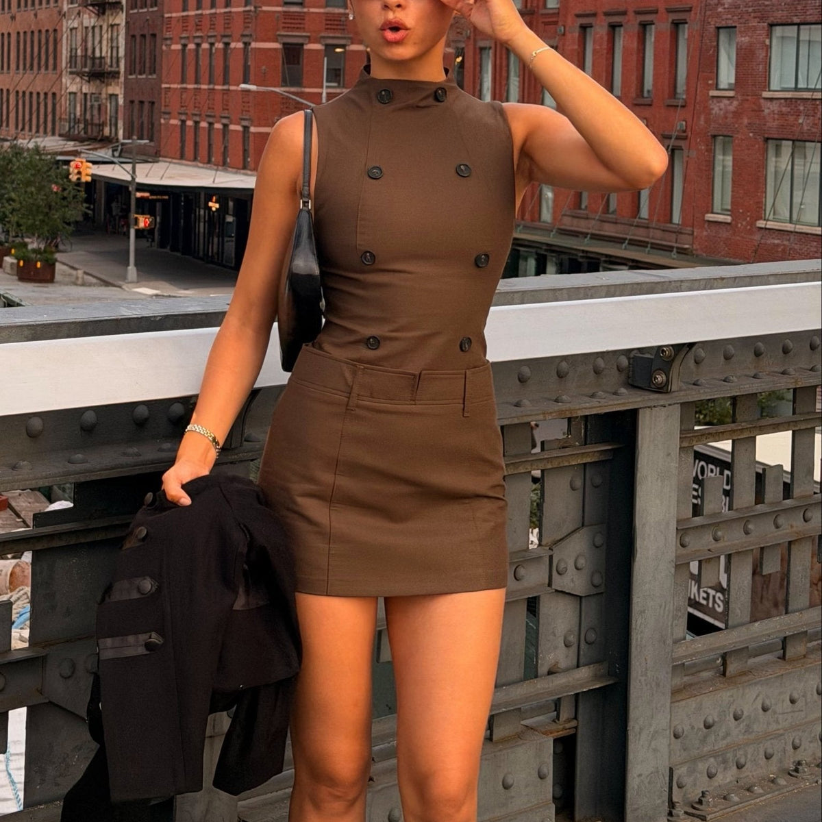 Ärmelloses Minikleid mit Doppelreihe