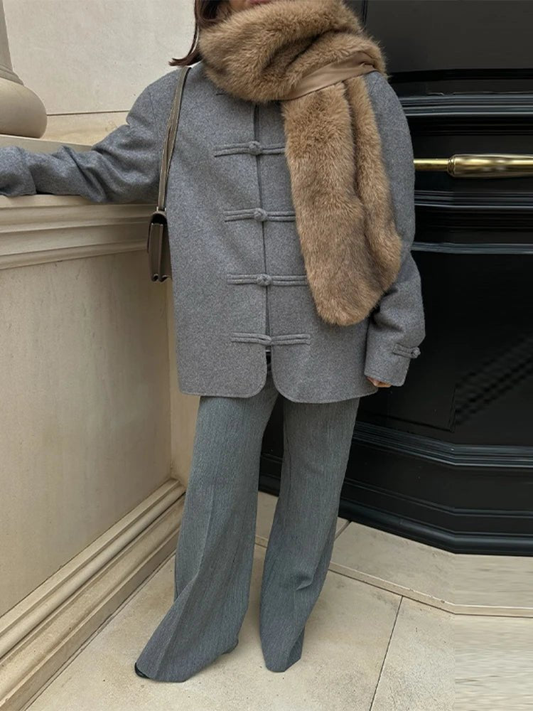 Jacke mit beidseitiger Stoffoberfläche, Knotendetails und Stehkragen