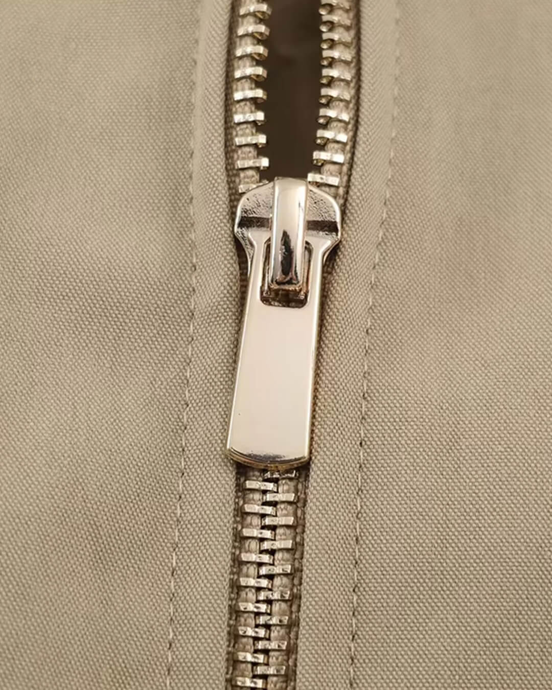 Jacke mit Kapuze und Kordelzug und Reißverschluss