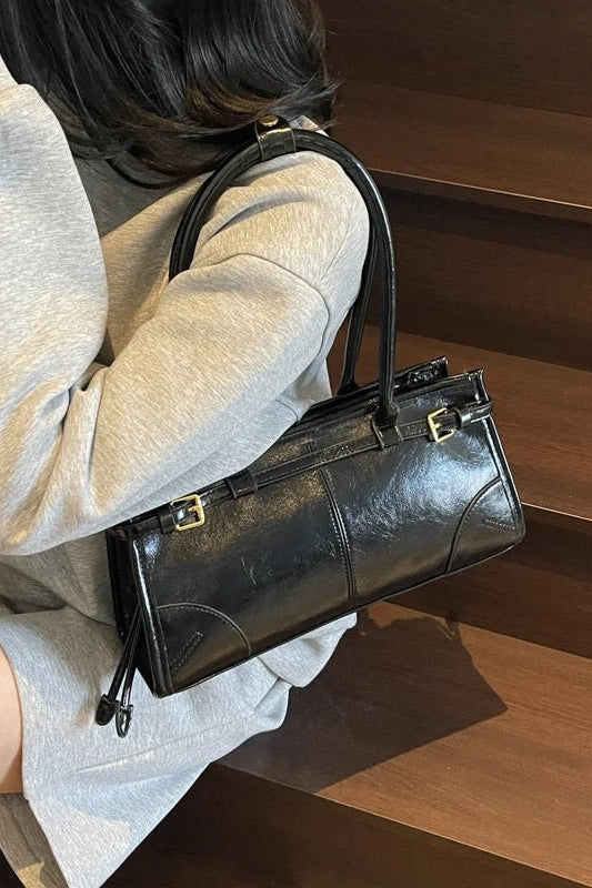 Edelle – Kunstleder-Schultertasche mit Gürtel-Detail