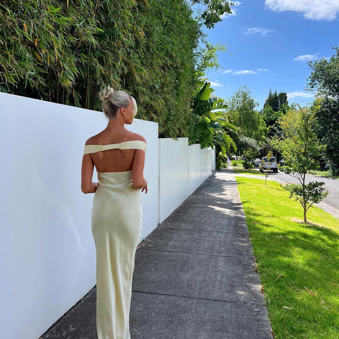 Aella – Rückenfreies Satin-Maxikleid