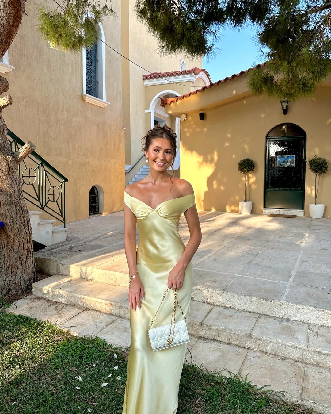 Aella – Rückenfreies Satin-Maxikleid