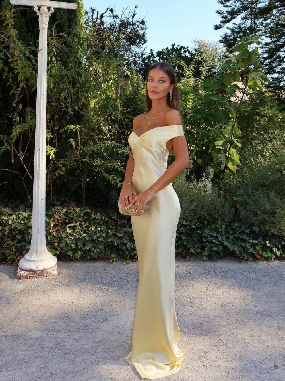 Aella – Rückenfreies Satin-Maxikleid