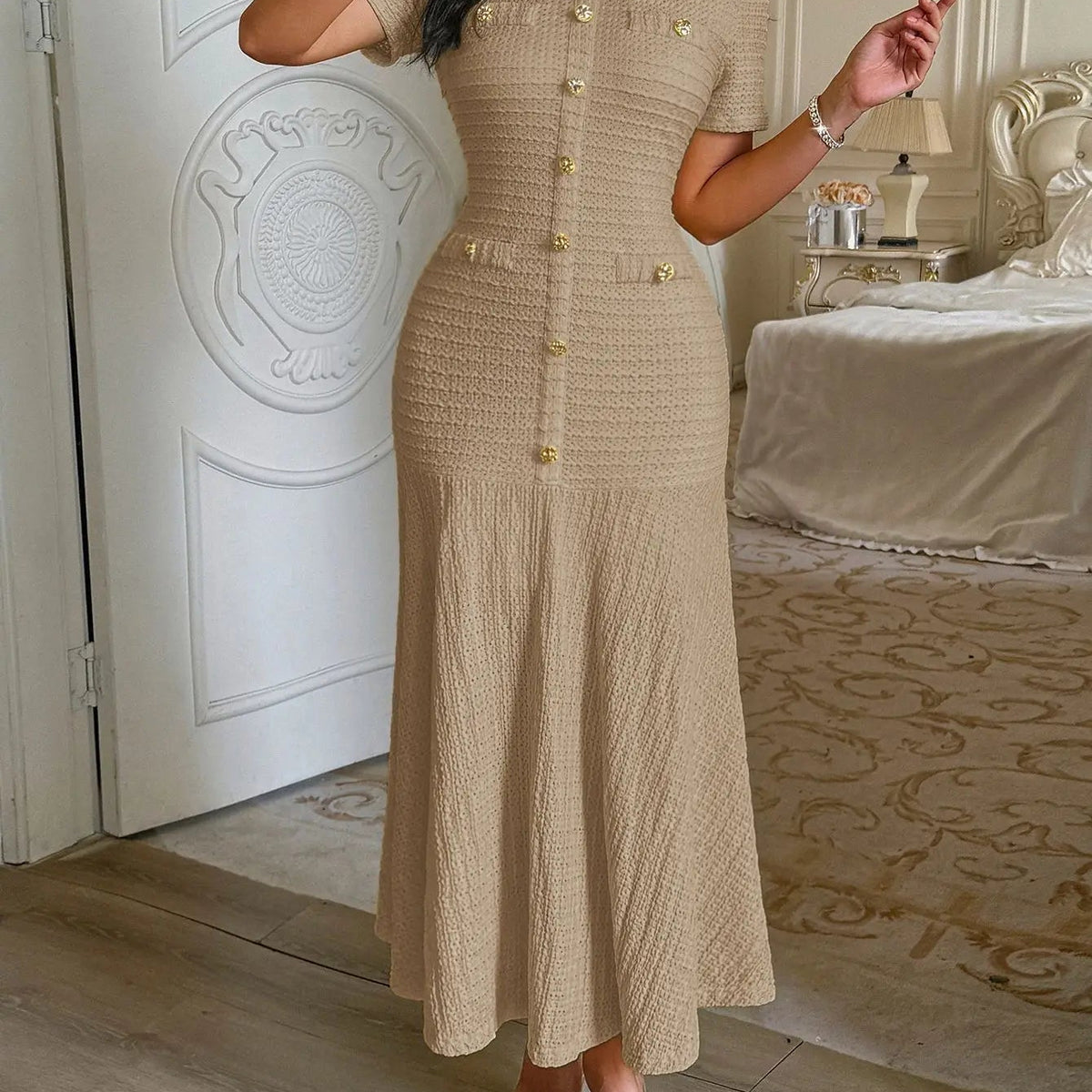 Eleganes figurbetontes Midikleid mit Ausstellung