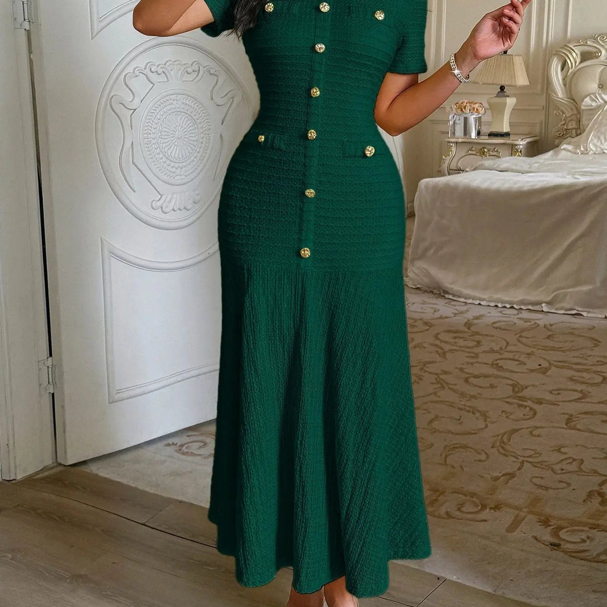 Eleganes figurbetontes Midikleid mit Ausstellung