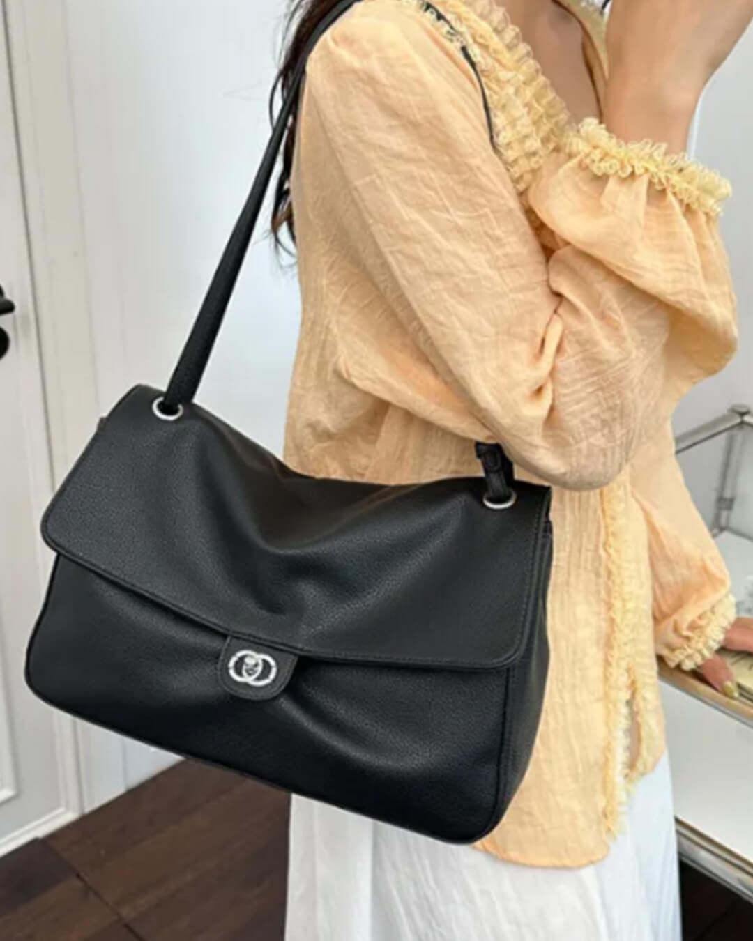 Elegante Kunstleder-Schultertasche mit Klappe und Schnalle