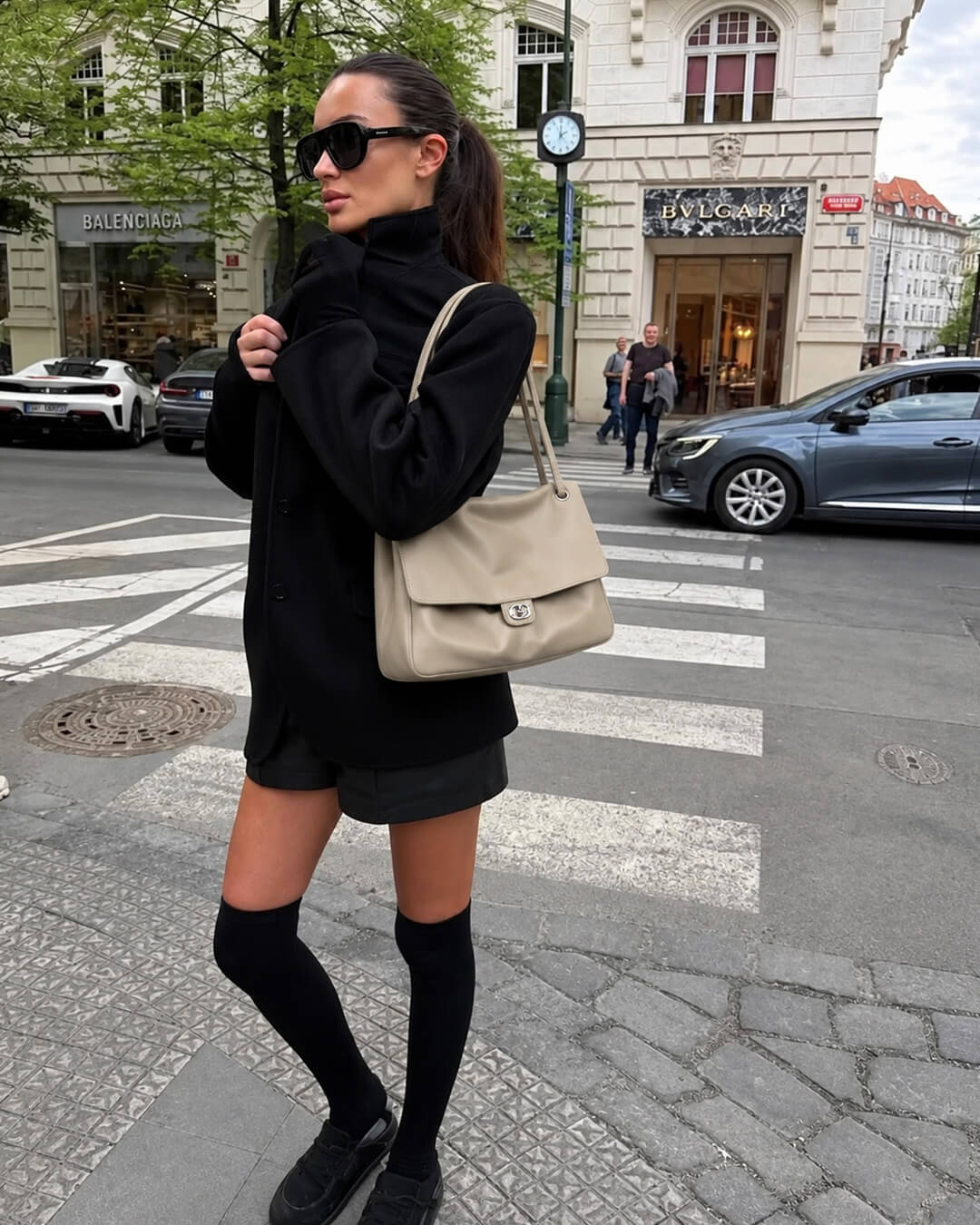 Elegante Kunstleder-Schultertasche mit Klappe und Schnalle