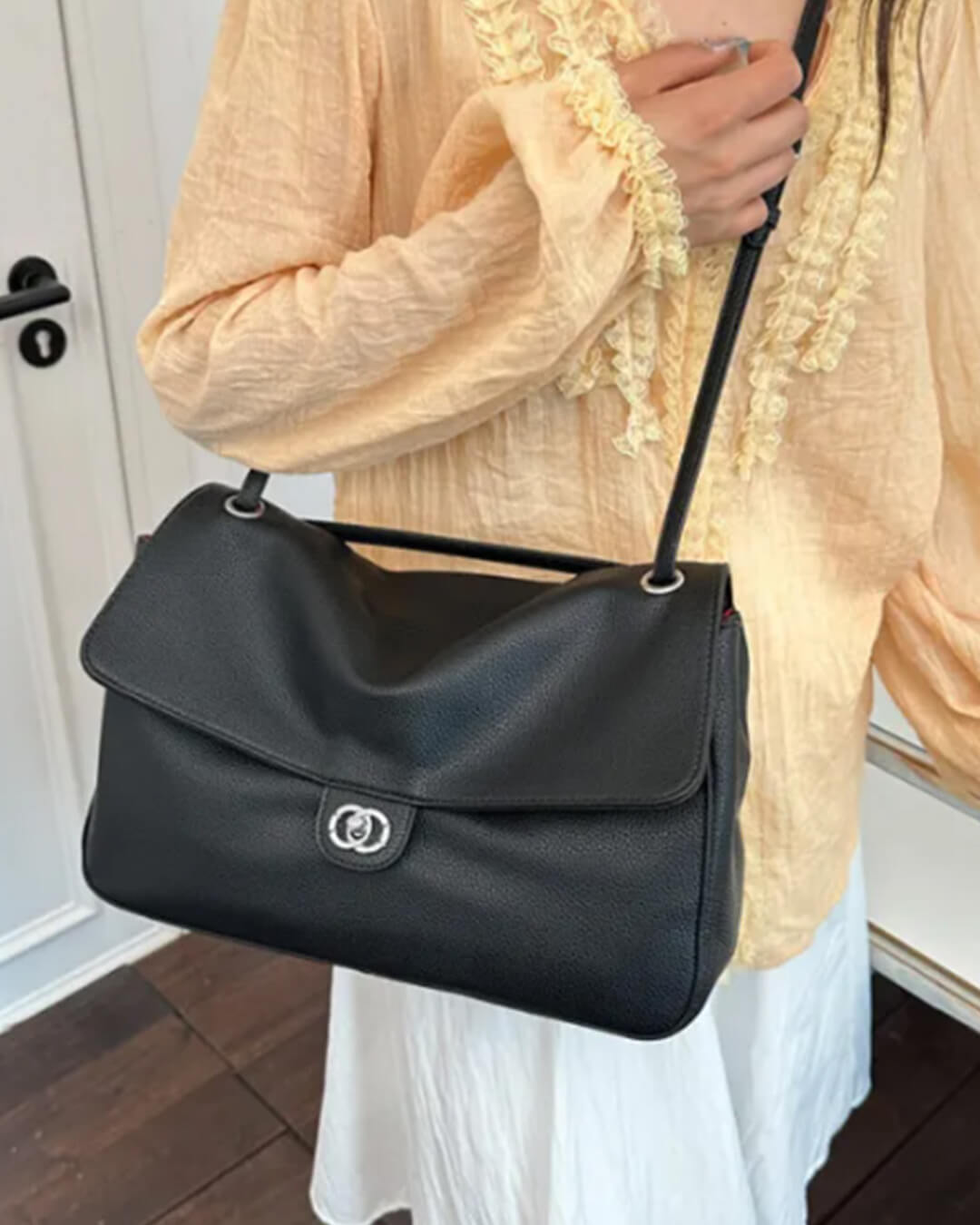 Elegante Kunstleder-Schultertasche mit Klappe und Schnalle