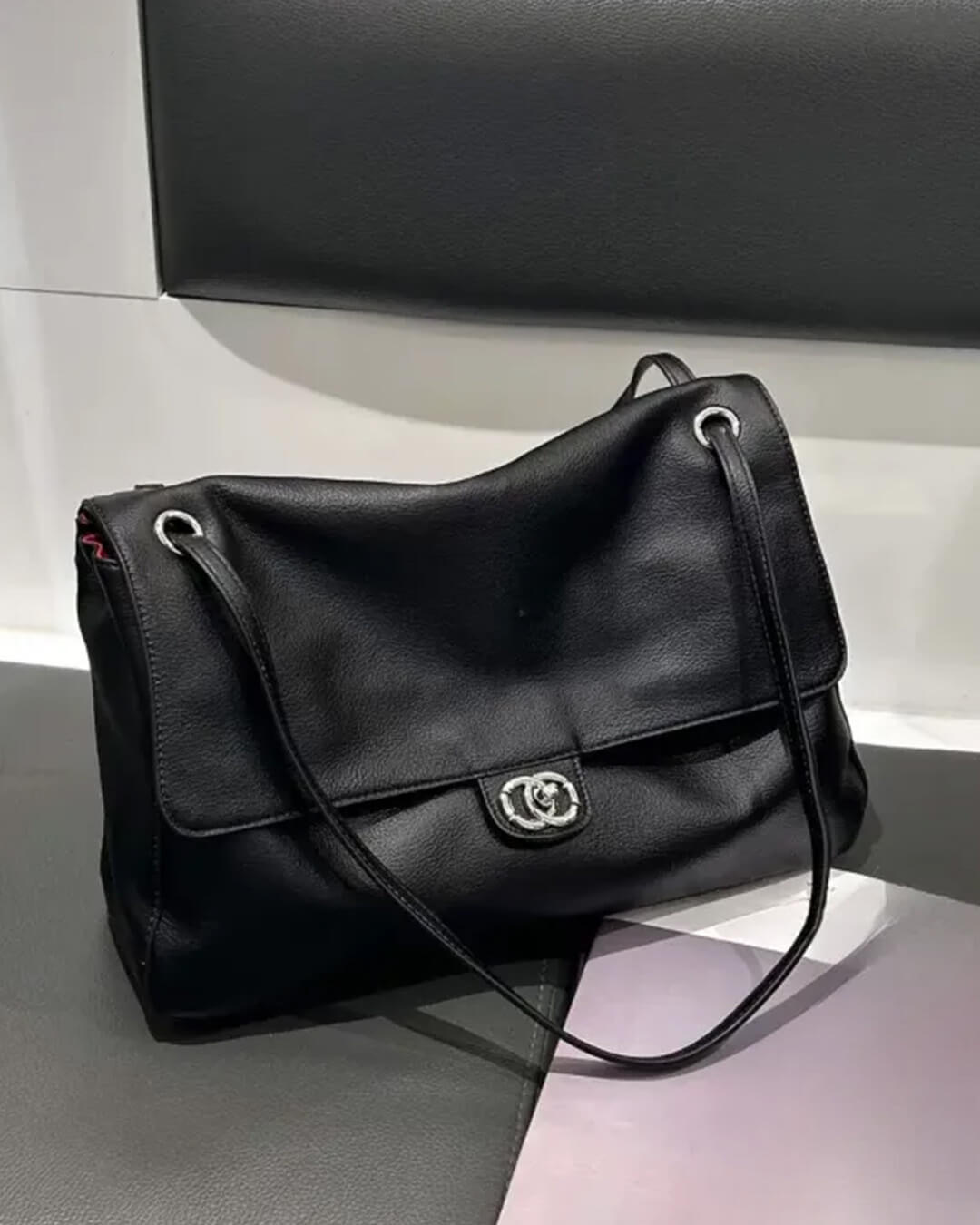 Elegante Kunstleder-Schultertasche mit Klappe und Schnalle
