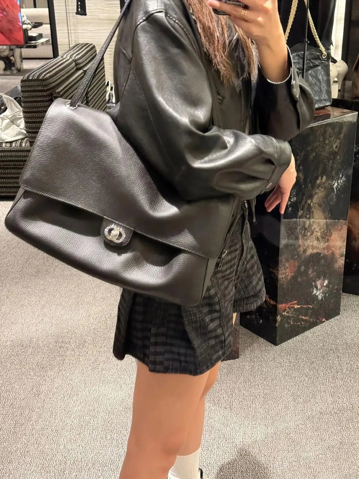 Elegante Kunstleder-Schultertasche mit Klappe und Schnalle