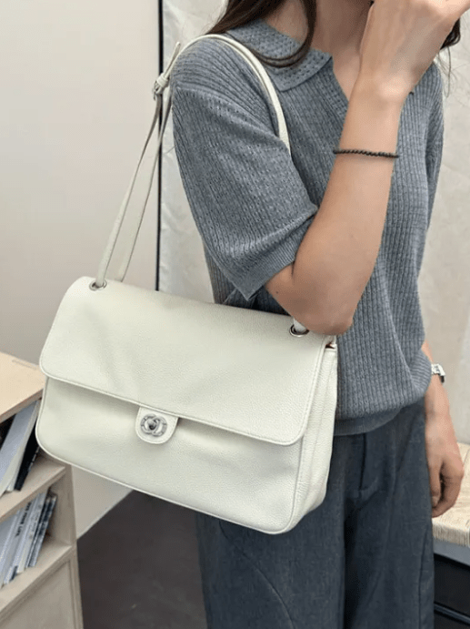 Elegante Kunstleder-Schultertasche mit Klappe und Schnalle