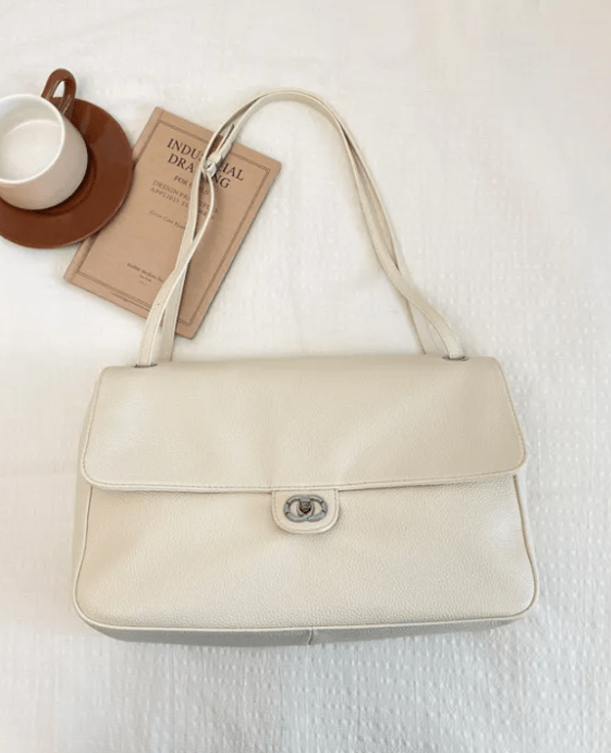 Elegante Kunstleder-Schultertasche mit Klappe und Schnalle