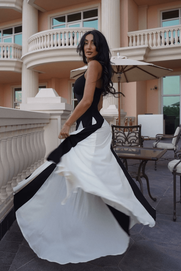 Zoe – Maxikleid mit kontrastierenden Falten