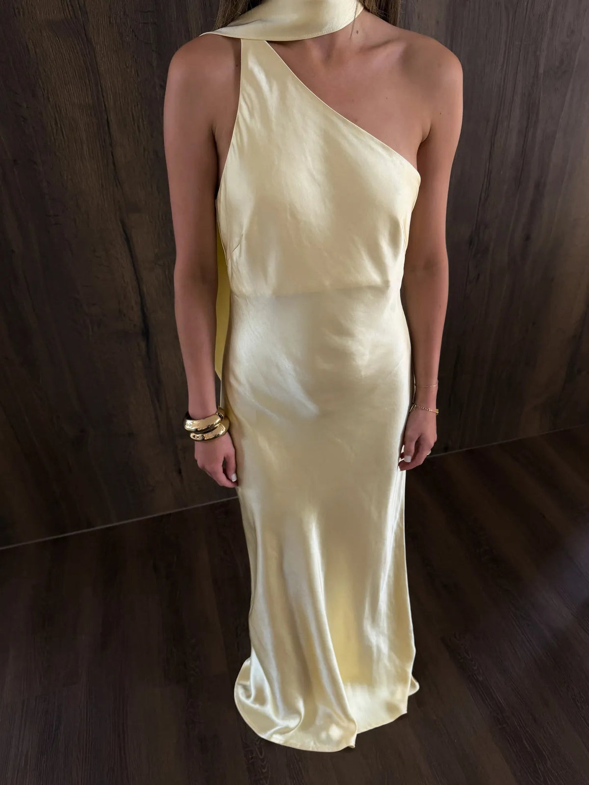 Elegantes asymmetrisches Abendkleid aus Seide