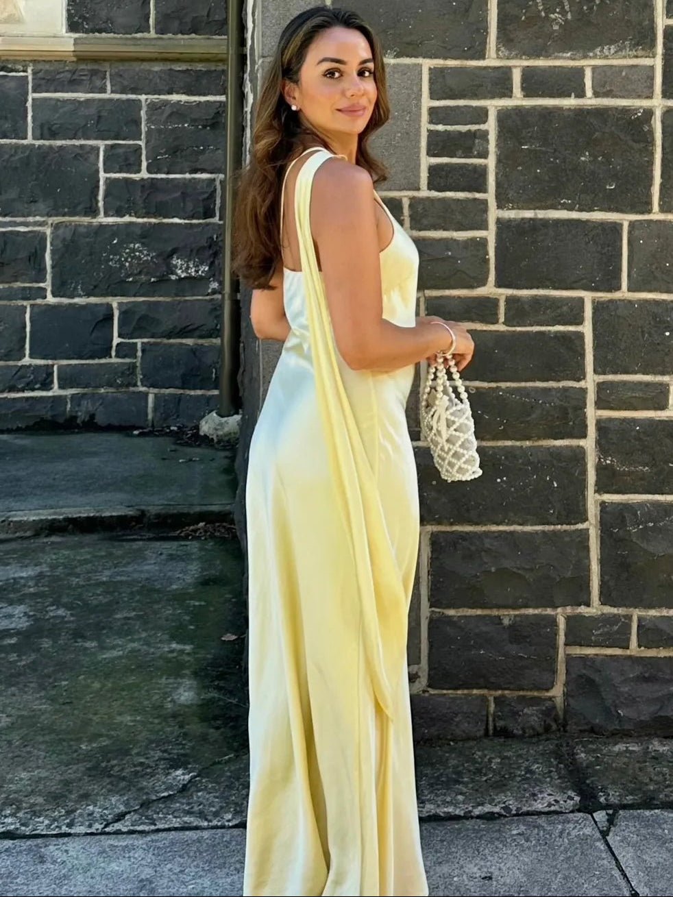 Elegantes asymmetrisches Abendkleid aus Seide