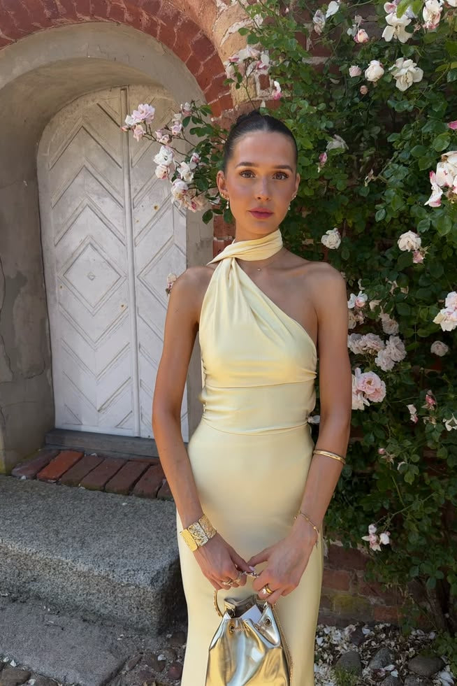 Elegantes asymmetrisches Abendkleid aus Seide