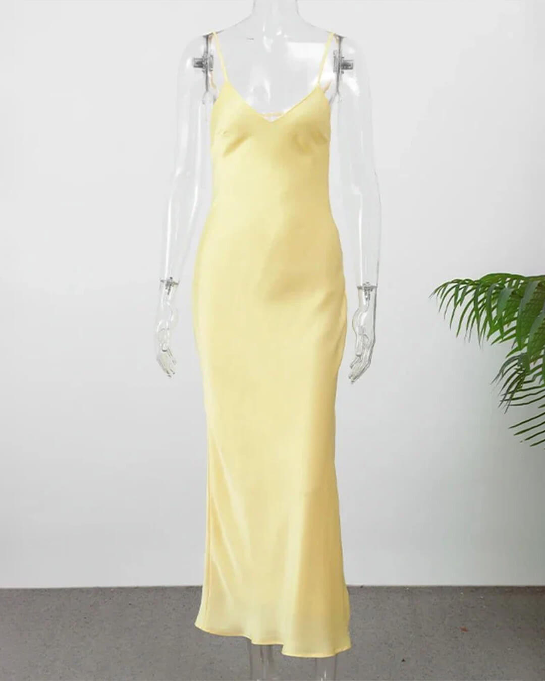 Nina – Rückenfreies Satin-Maxikleid
