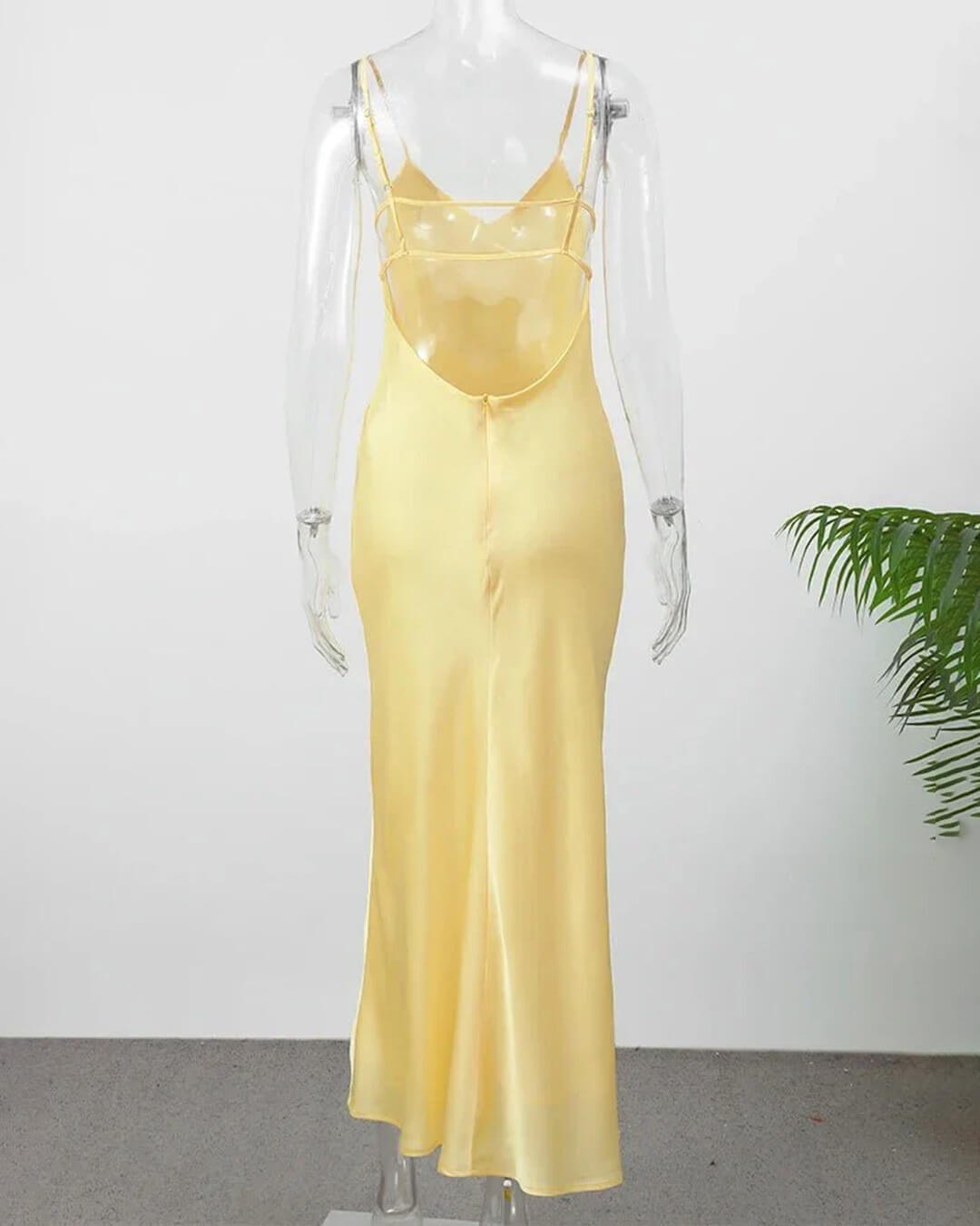 Nina – Rückenfreies Satin-Maxikleid
